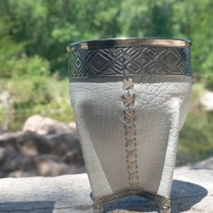 imperial premium porongo forrado en cuero blanco liso con tiento de chivo, virola geométrica y pie real de alpaca – 12 tribus | hecho a mano en argentina