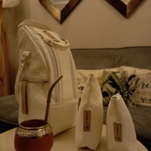 bolso matero elegante, matelasse blanco en rombos con forro impermeable